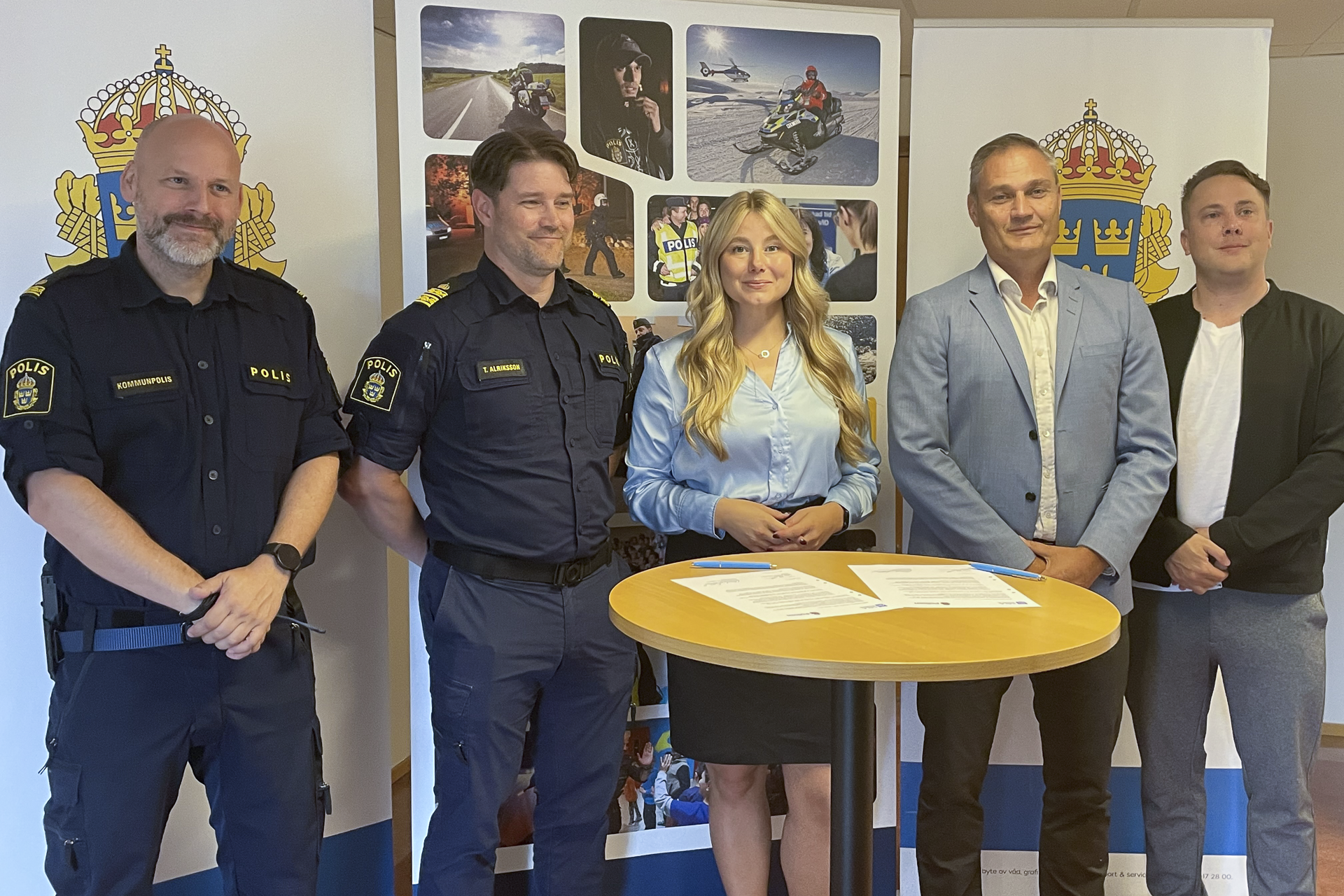 På bild från vänster: Kommunpolis David Birgestad, lokalpolisområdeschef Tommy Alriksson, kommunstyrelsens ordförande Amanda Lindblad, kommundirektör Daniel Holmvin och säkerhetssamordnare Alexander Johansson.